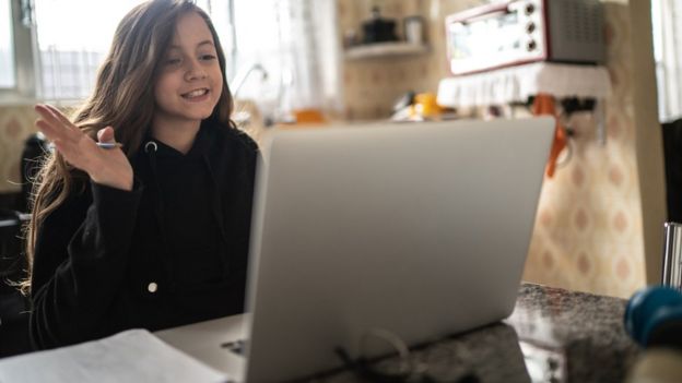 Niña en clase virtual.