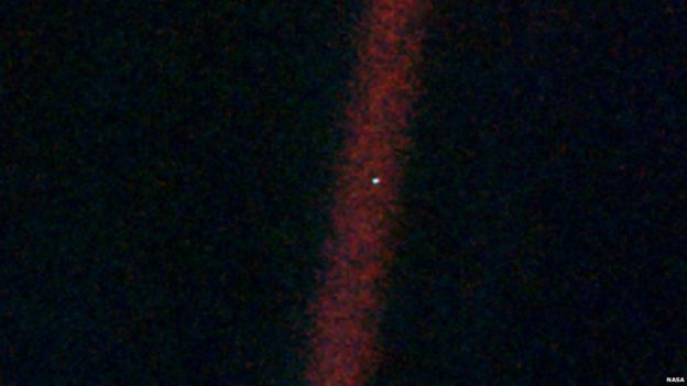 La visión más lejana de la Tierra, tal como la vió la sonda espacial Voyager 1 justo antes de abandonar el Sistema Solar.