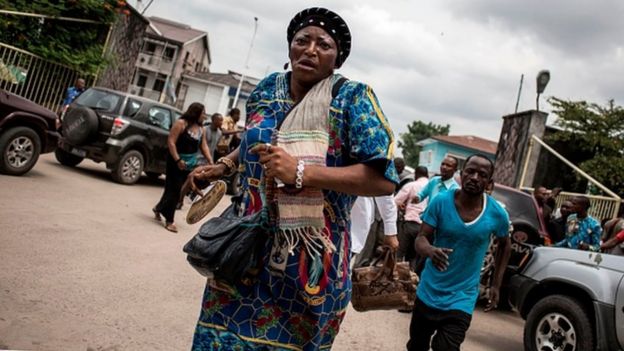 C'est le sauve-qui-peut à Kinshasa, après une fusillade de la police sur les manifestants (illustration).