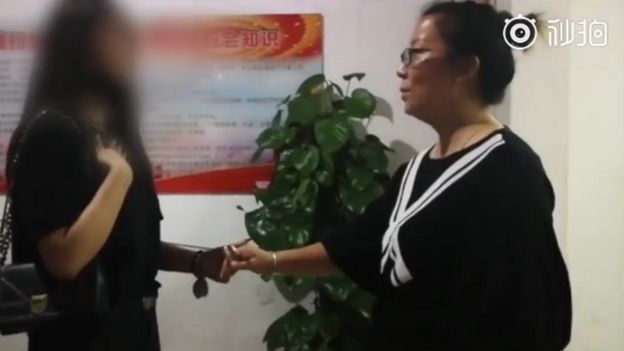 Lisa Li y la dueña del departamento se dan la mano.