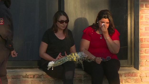 Mujeres llorando en el funeral por Emiliano Sala