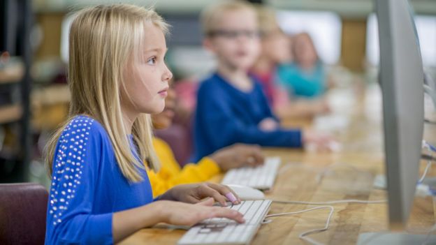 Niña frente a computador