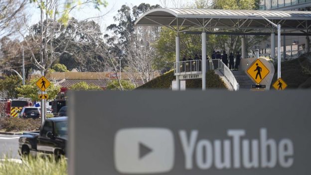 Policiais na sede do YouTube em San Bruno