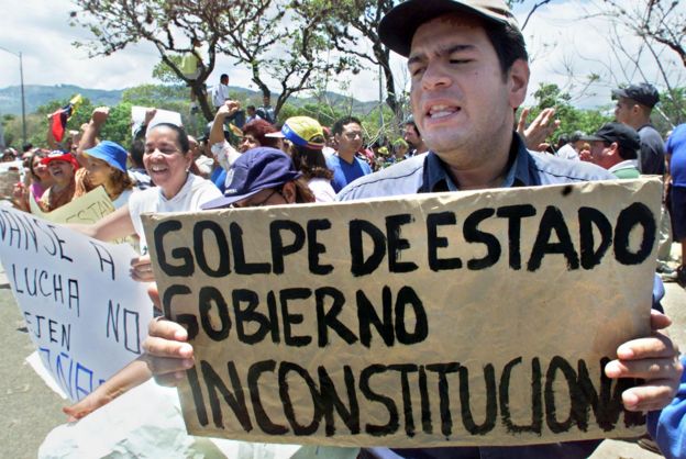 Desde las protestas que en 2002 llegaron a Miraflores y provocaron el golpe de Estado, los opositores no han vuelto a marchar hacia la sede de gobierno.