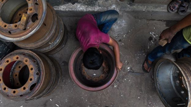 অর্থ উপার্জনের জন্য কাজে যোগ দিতে বাধ্য হচ্ছে শিশুরা।