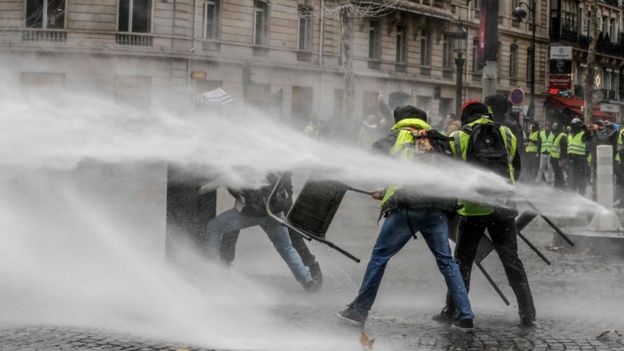 Топливные протесты в Париже - суббота, 24 ноября