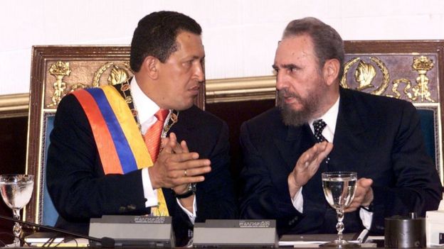 Hugo Chávez, presidente da Venezuela, e Fidel Castro, presidente de Cuba, em 2000