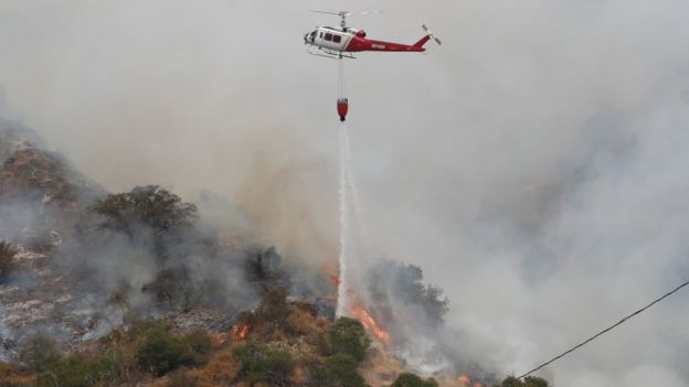 Un helicóptero deja caer agua para ayudar a extinguir el incendio de Bobcat en Arcadia, California (13 de septiembre de 2020)