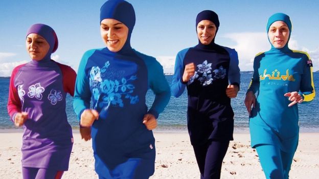 Modelos usando burkinis en la playa