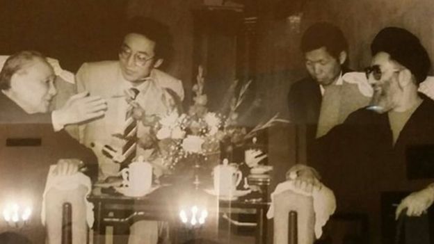 تصویری از سفر علی خامنه ای رئیس جمهور وقت ایران به چین در اردیبهشت ۱۳۶۸، یک ماه پیش از جانشینی آیت الله خمینی