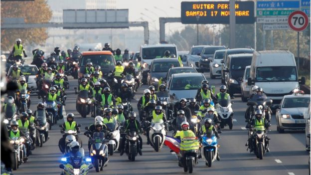 Motorradfahrer verlangsamen den Verkehr in Paris