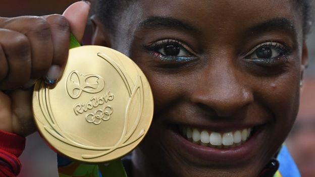 Simone Biles con la medalla de oro conquistada en Río 2016 en la competición por equipos