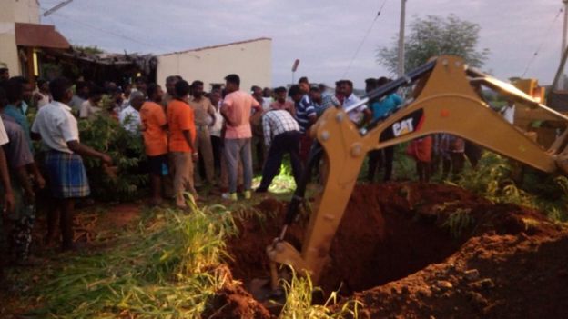 அருகில் குழி தோண்டி மீட்பு முயற்சி