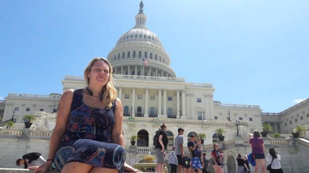 Alika Kinan de espaldas al Capitolio, en Washington D.C., EE.UU.