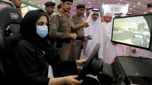 A woman uses a driving simulator in Riyadh (13 May 2018)