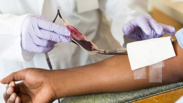 Homem retira sangue para doação