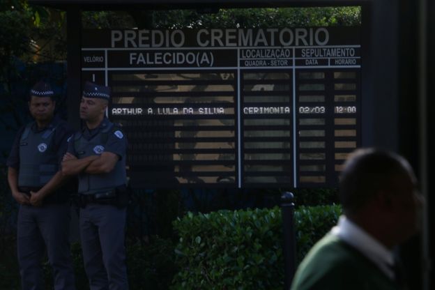 Painel do crematório exibe o nome de Arthur A. Lula da Silva, neto do ex-presidente Lula que morreu vítima de meningite