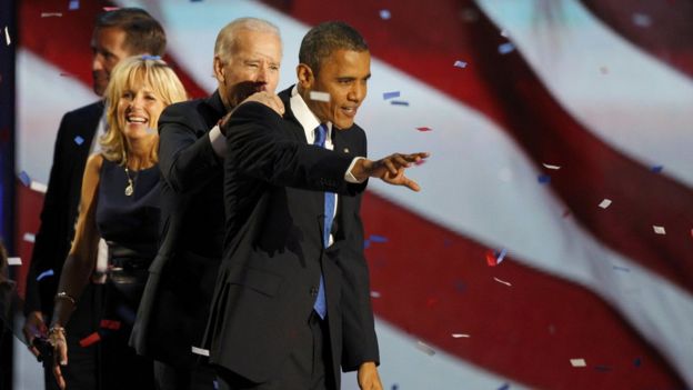 Barack Obama celebra su triunfo electoral de 2012 con los Biden
