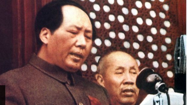 සභාපති මාඕ සේතුං (Mao Zedong) විසින් 1949 ඔක්තෝබර් පළමුවෙනිදා මහජන චීන ජනරජය ප්රකාශයට පත්කරනු ලැබීම