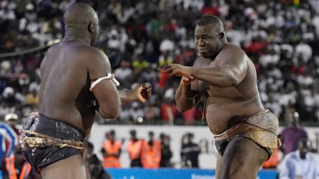 De face, Yekini, champion invaincu du Sénégal pendant plus de 10 ans et plusieurs champions d'Afrique en lutte traditionnelle.