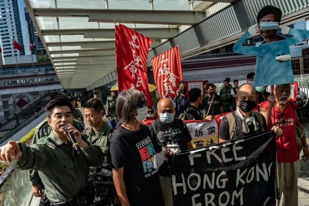 Ba ngày sau khi ông Tập đe dọa sẽ 'nghiền thành bột' những ai chia rẽ Trung Quốc, người Hong Kong vẫn tiếp tục biểu tình