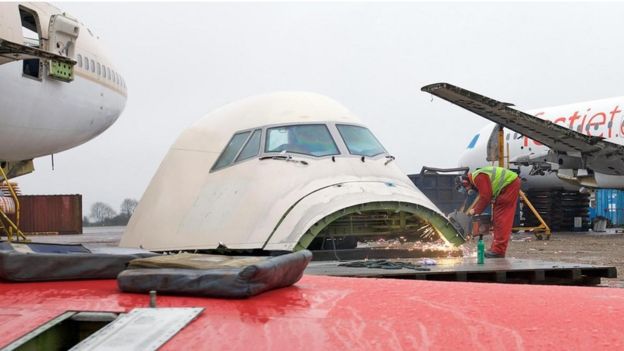 Un ingeniero inspeccionando un avión descontinuado