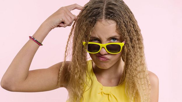 Chica rascÃ¡ndose la cabeza