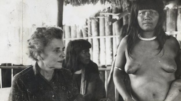 Elizabeth Bishop no Xingu, ao lado de uma mulher do povo indígena Camaiurá, agosto de 1958