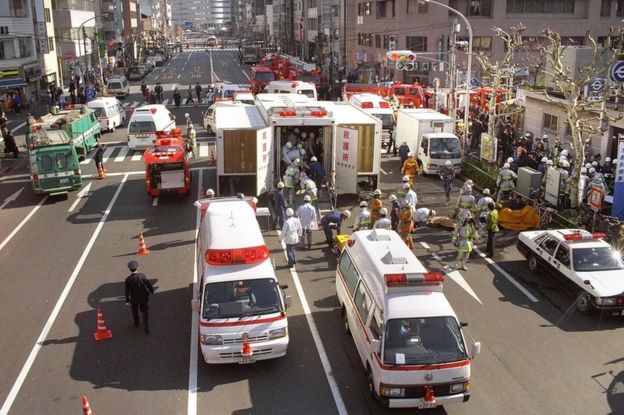 Aum Shinrikyo: Images from the 1995 Tokyo Sarin attack - BBC News