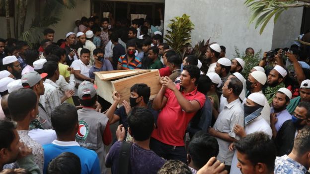 নিহতদের লাশ নিয়ে যাচ্ছেন স্বজনেরা।