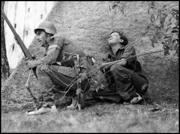 Gerda Taro al lado de un soldado republicano en el frente de Córdoba.