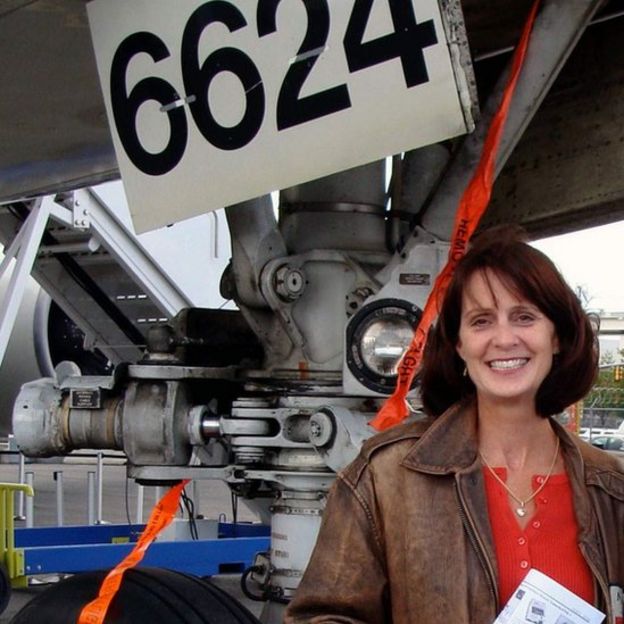 Karlene Petitt debajo de un avión