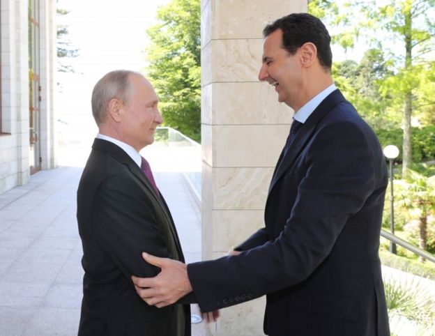 Vladimir Putin saluda a Bashar al Asad