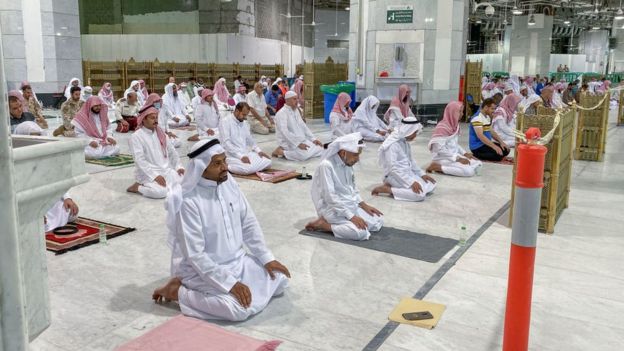 Rezo en la Gran Mezquita de La Meca, Arabia Saudita