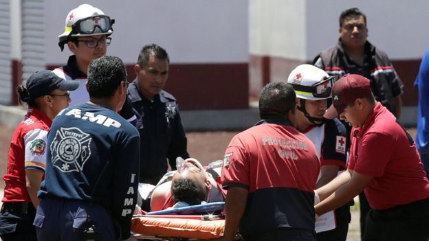 Equipos de emergencia trasladan a los heridos durante la explosión.