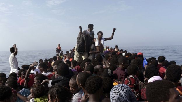 Inmigrantes esperan ser rescatados al norte de la costa de Libia
