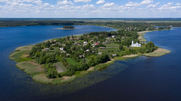 Село Нобель на півострові, який оточує озеро