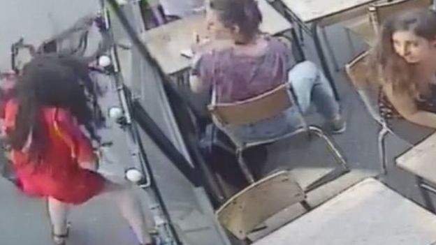 மோசமாக தாக்கப்பட்ட யுவதி - வைரலாக பரவிய காணொளி