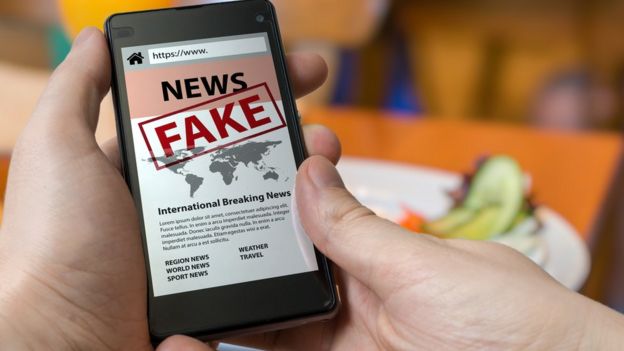 Celular com fake news