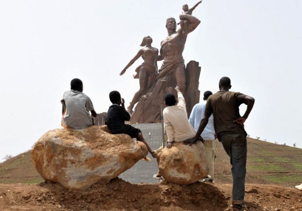 Tượng đài ở Senegal