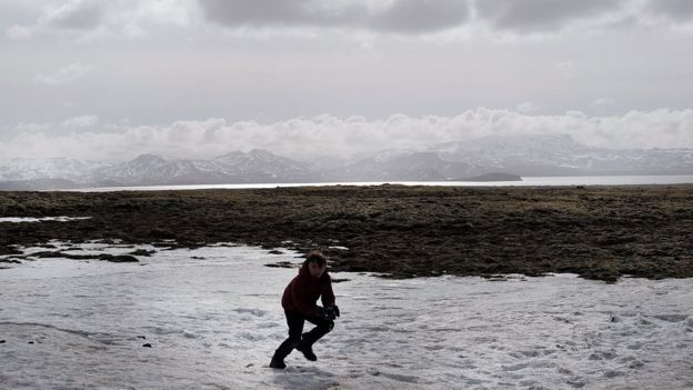 Niño al aire libre en Islandia