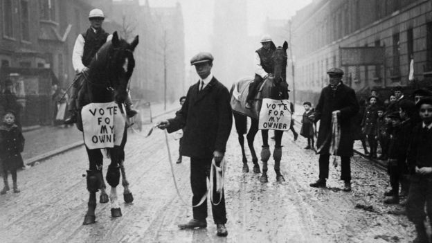 Siyasetçi Horatio Bottomley, 1910'da atların üzerine "Oyunuzu sahibime verin" yazdırarak kampanya yürütmüştü