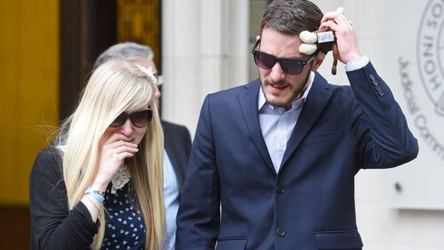 Connie Yates y Chris Gard llorando a la salida de los tribunales.