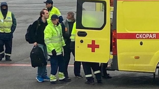 Ambulancia en la pista de aterrizaje.