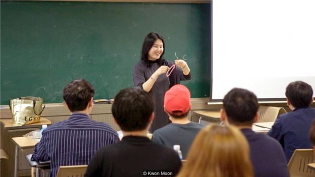李恩珠教授认为生活成本上升及工作压力大让学生推迟结婚生子的时间。 (Credit: Kwon Moon)