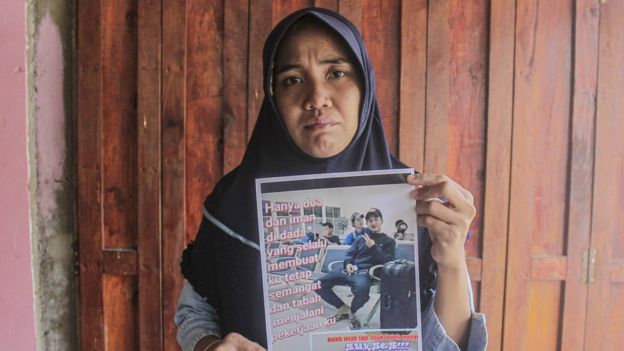 Rika, kakak perempuan dari Sepri (24), salah satu Anak Buah Kapal (ABK) Long Xing 629 menunjukkan foto adiknya di Desa Serdang Menang, Sirah Pulau Padang, Kabupaten Ogan Komering Ilir, Sumatera Selatan, Sabtu (09/05).