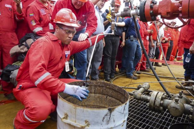 Un técnico toma una muestra de crudo obtenido por la estatal PDVSA en Morichal, Venezuela, el 28 de julio de 2011.