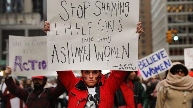 Una joven sostiene un cartel en la Marcha de Mujeres de Nueva York.