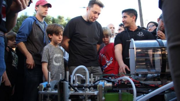 Elon Musk participa en un evento escolar organizado por su compañía fabricante de cohetes, SpaceX