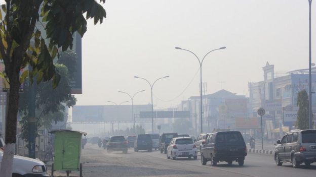 Rua enevoada e cheia de carros na ilha de Sumatra, na Indonésia